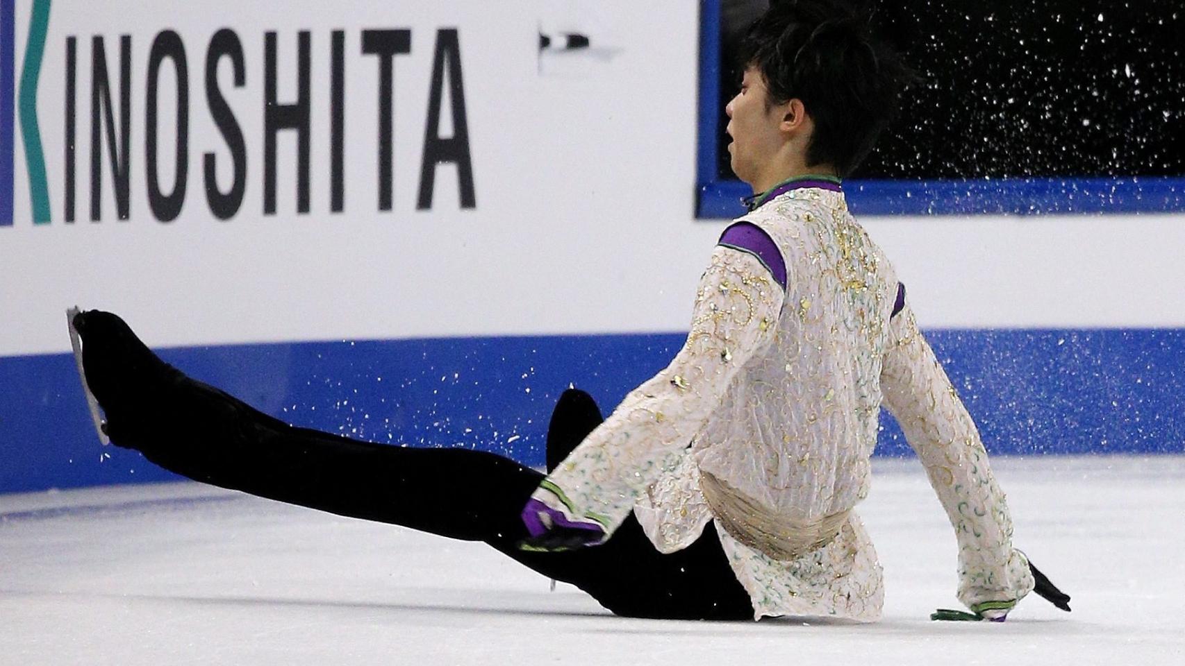 Hanyu, por los suelos durante su ejercicio.