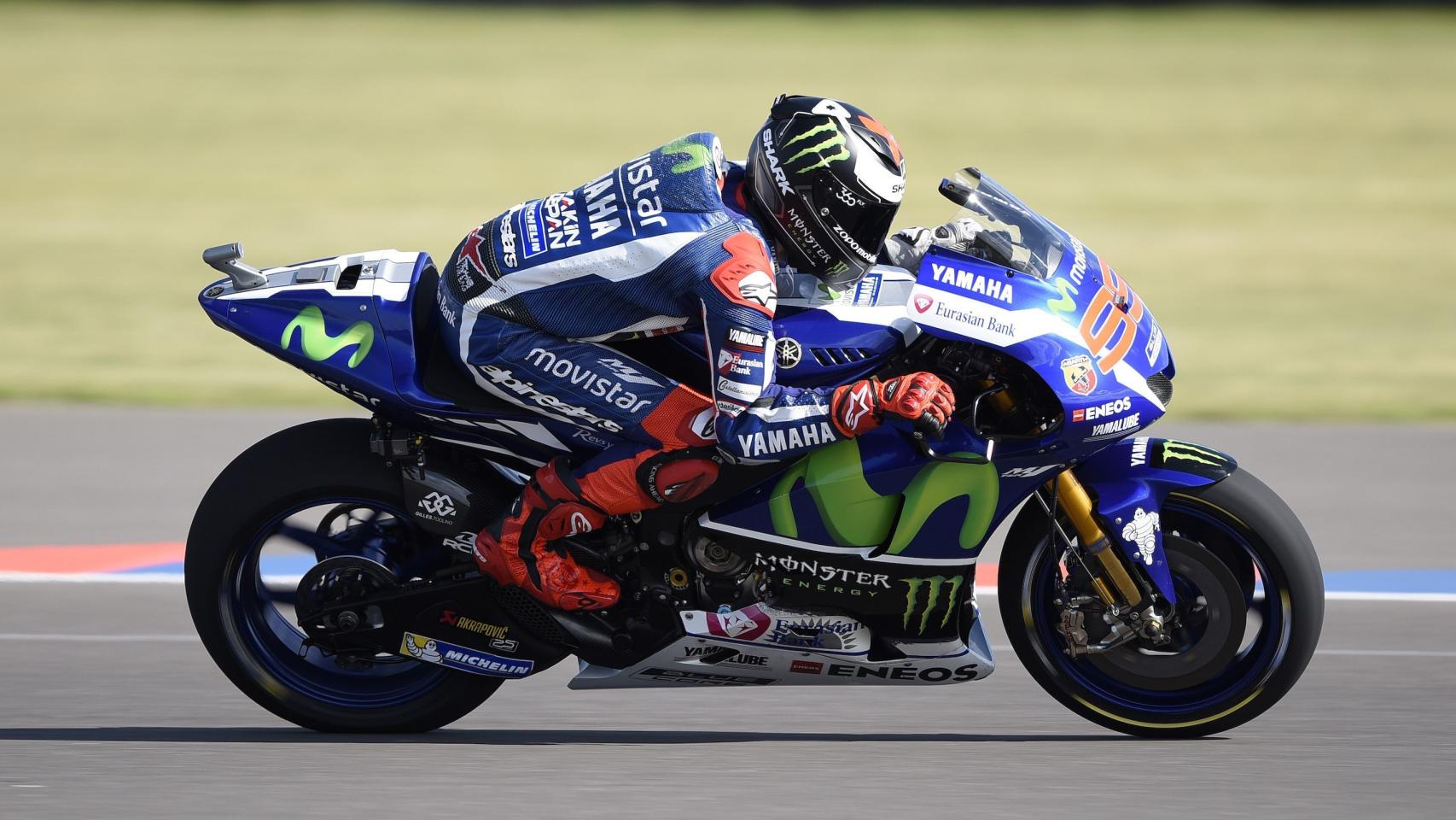 Lorenzo da gas a su M1 en la primera jornada de entrenamientos en Termas.