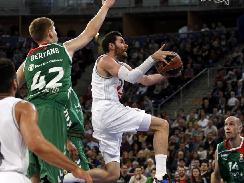 Rudy Fernández intenta una bandeja ante Davis Bertans.