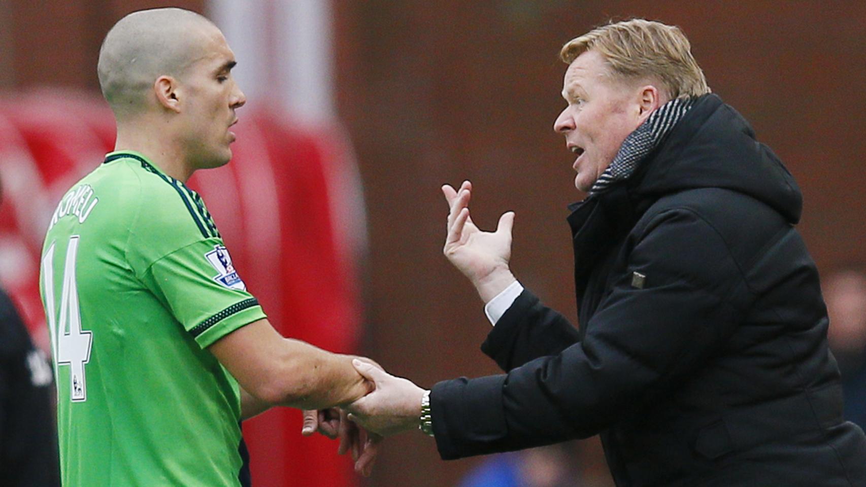 Oriol Romeu recibe instrucciones de Ronald Koeman en la banda.