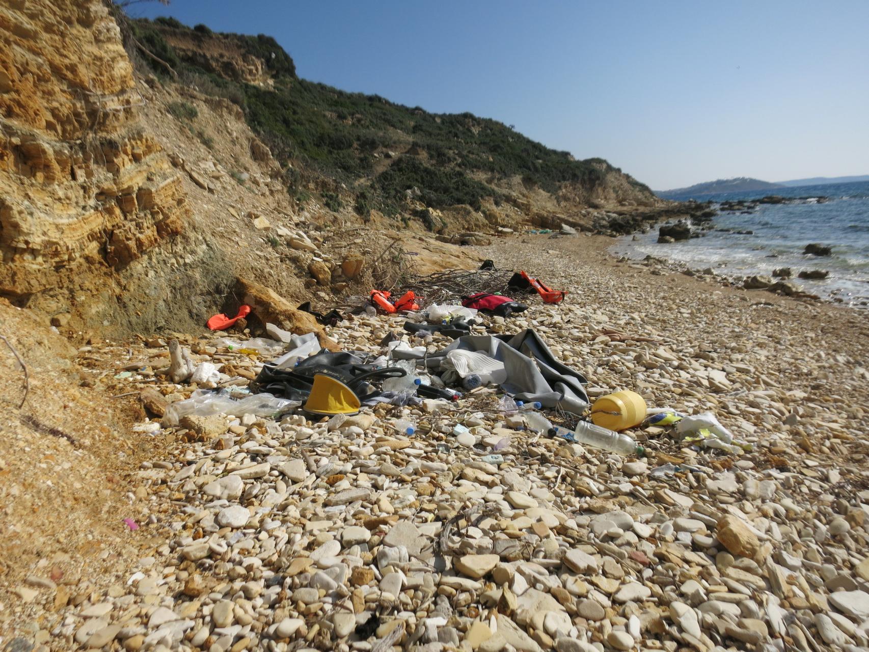 Una de las playas turcas repleta de restos de los refugiados que por allí pasaron.