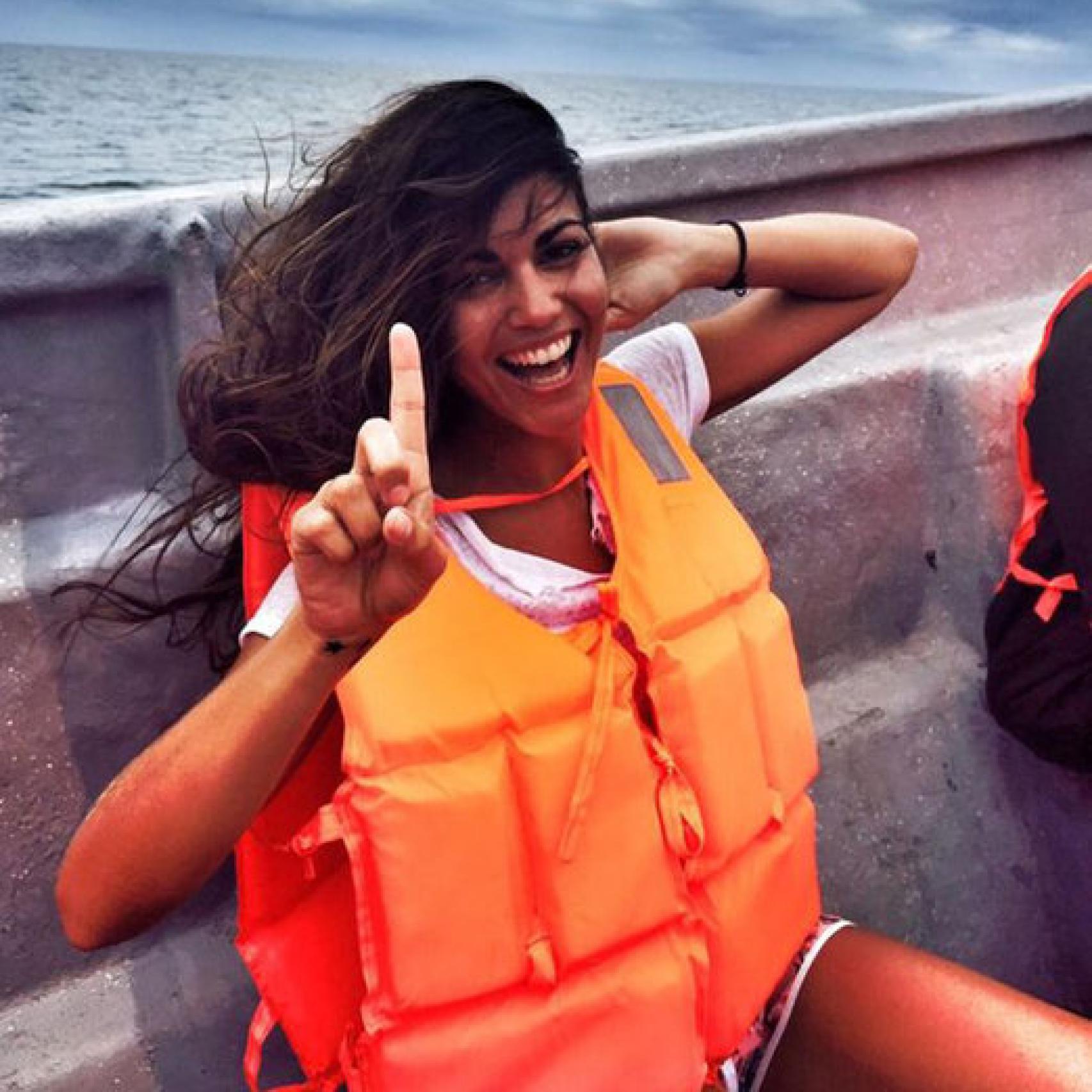 Lara Álvarez y el resto del equipo se desplazan en barca por la zona