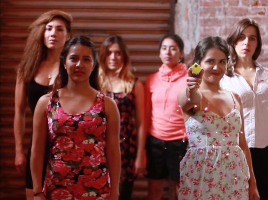 Fotograma del final del videoclip de Sexista Punk, con sus protagonistas.