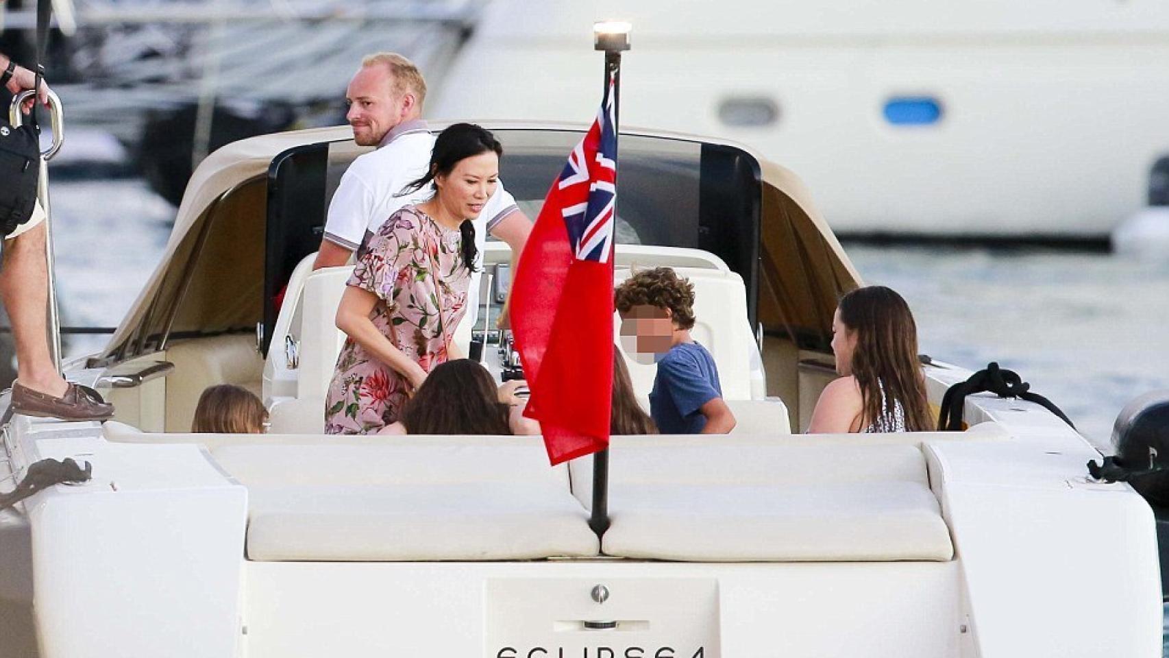 Wendi con sus hijos en la embarcación con la que se mueven por la isla