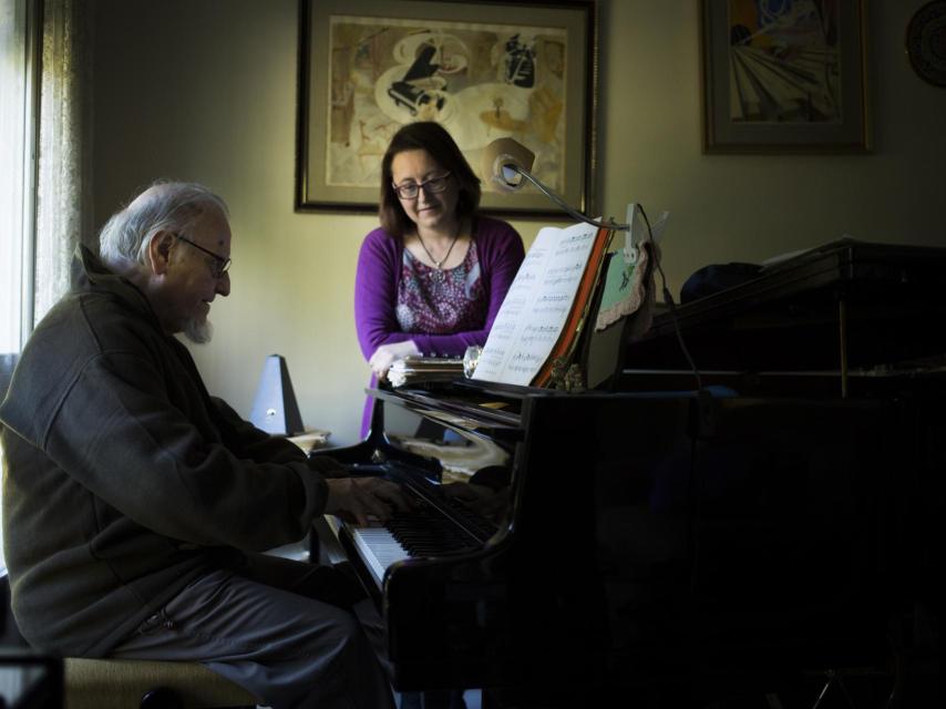 Conrado, nieto del cónsul, junto a su hija Ruth.