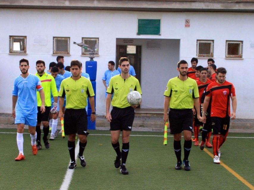 Tomillero Benavente sale a arbitrar un partido.