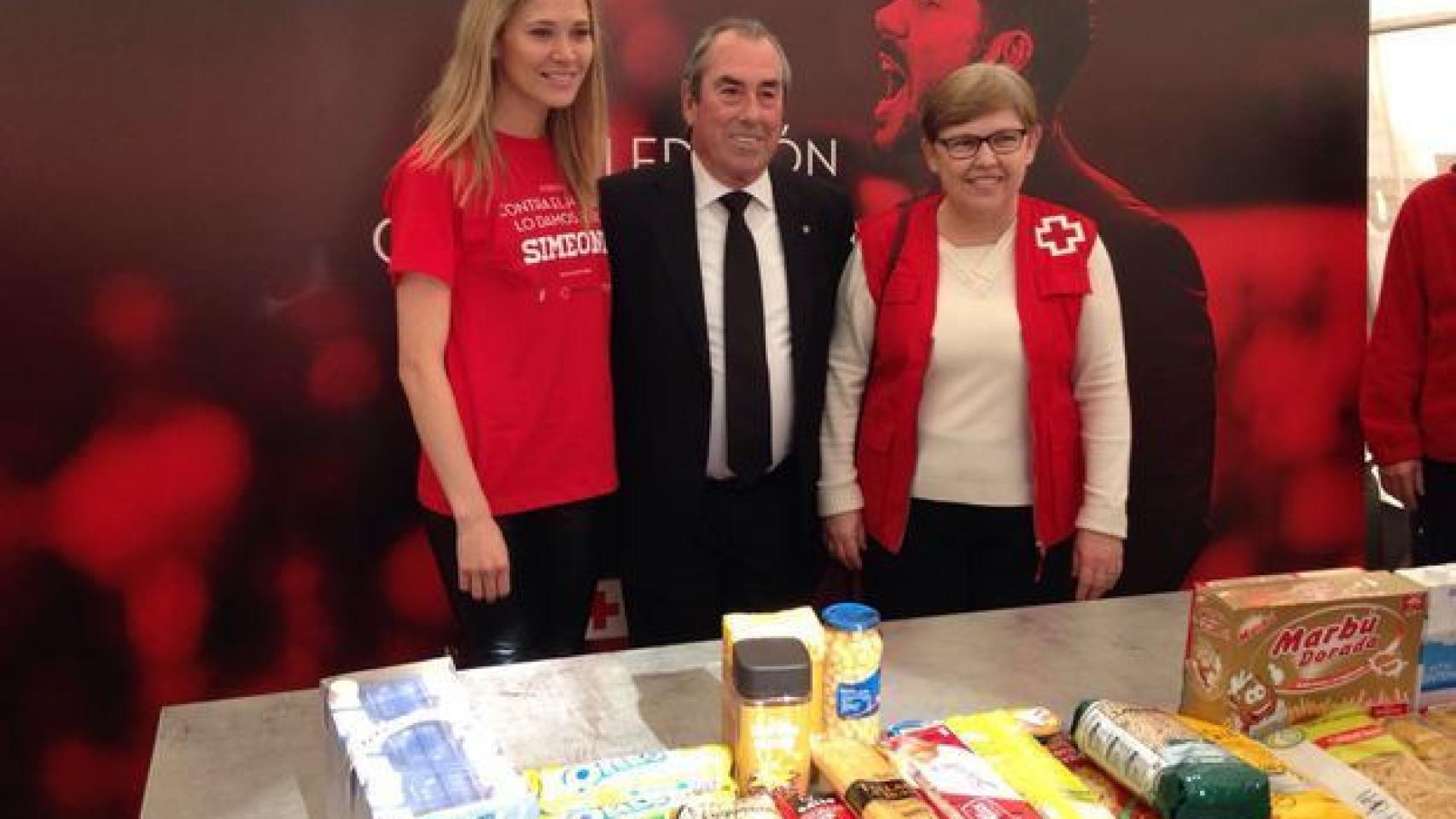 Carla muy discreta participó en una campaña de recogida de alimentos del Atlético de Madrid