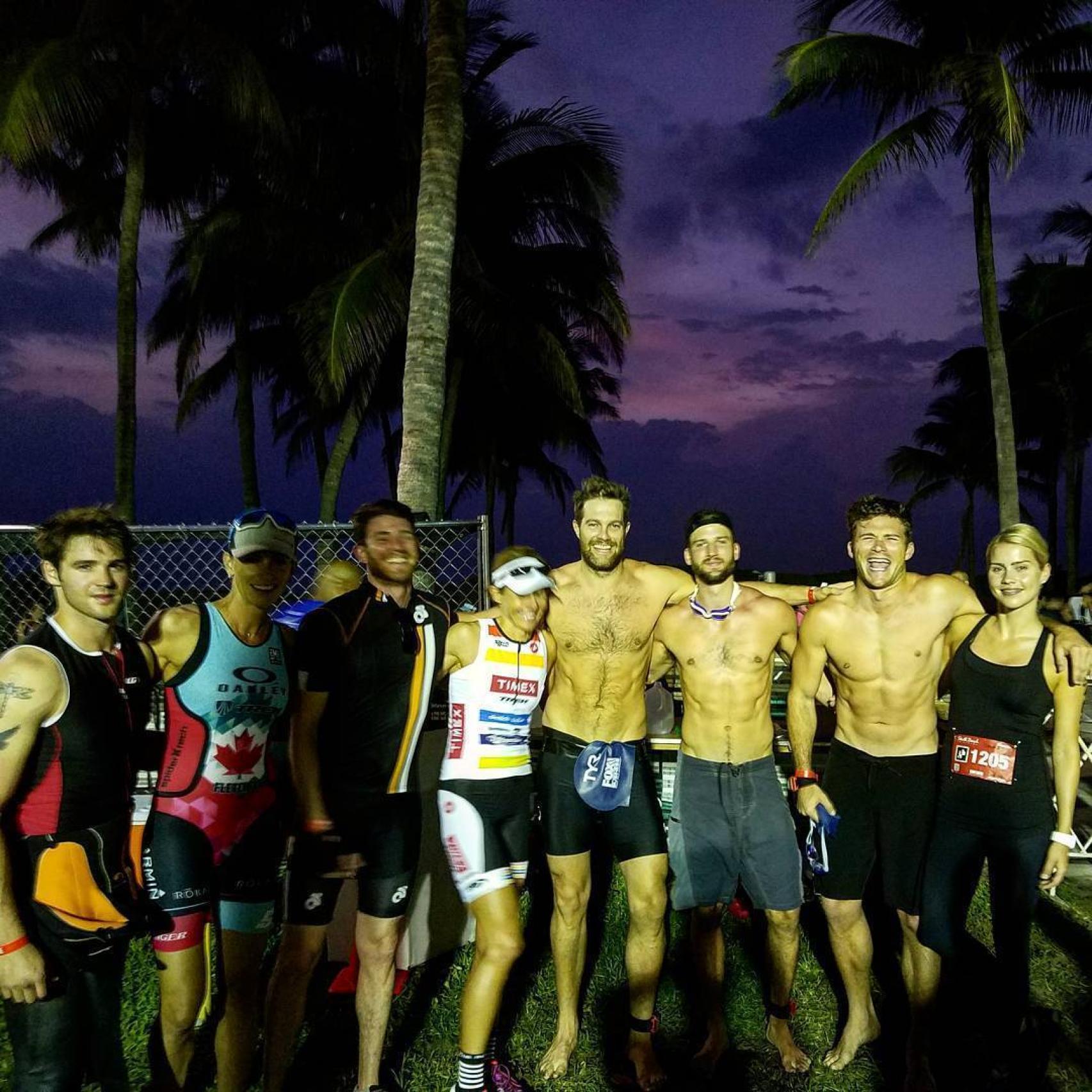 Scott Eastwood con su grupo de amigos antes de el triatlón