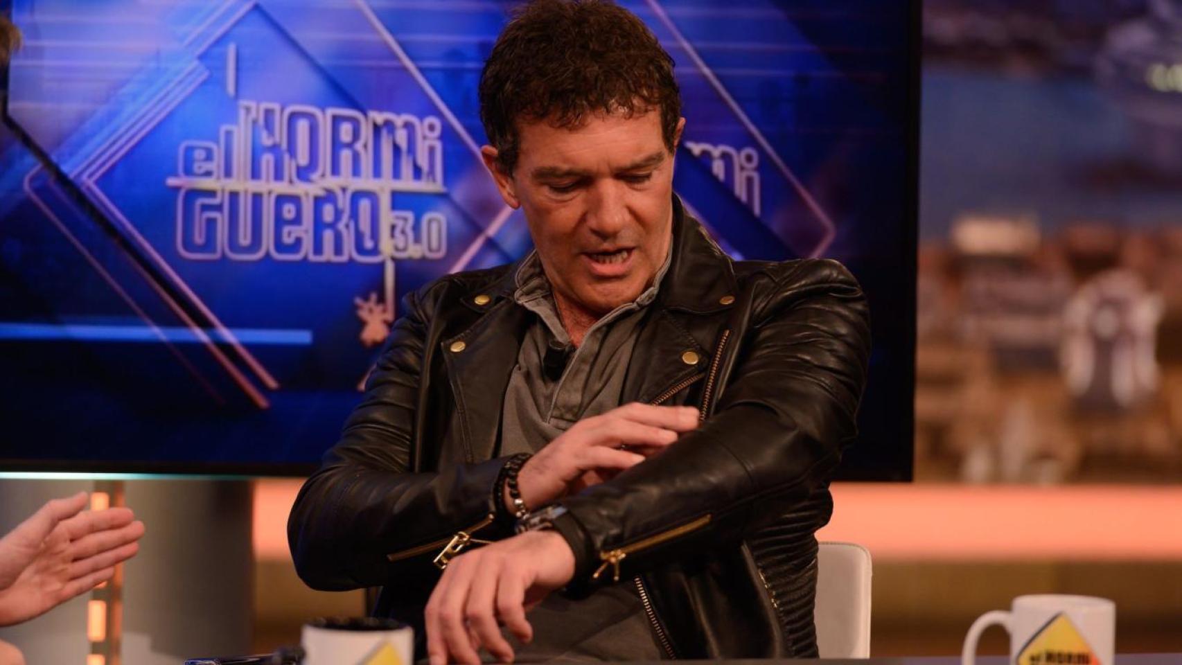 Antonio Banderas tocando su biker de cuero diseñada por él