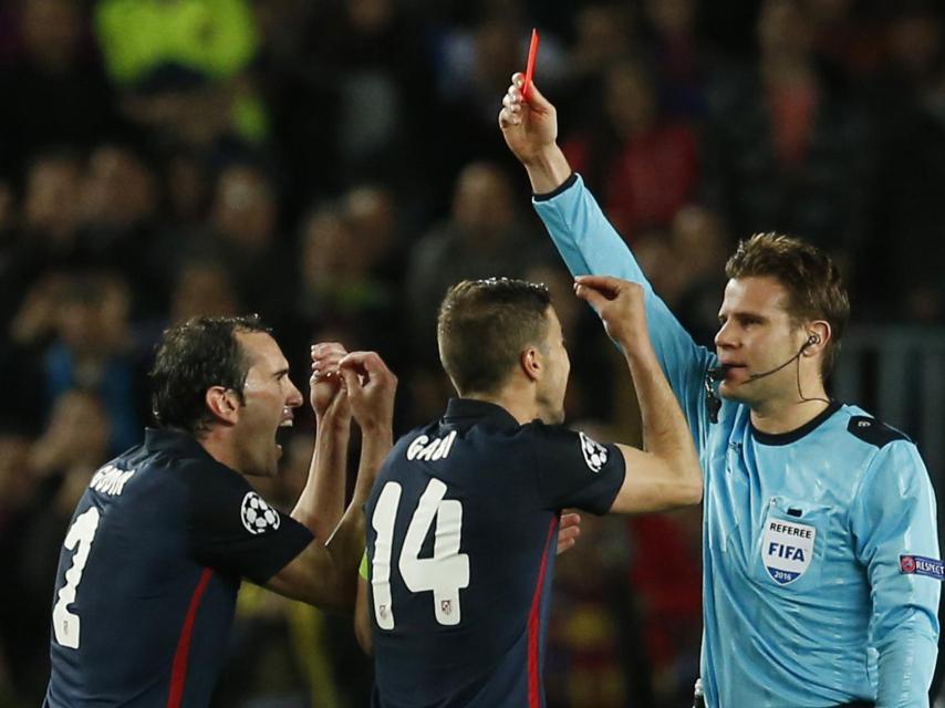 Torres es expulsado.