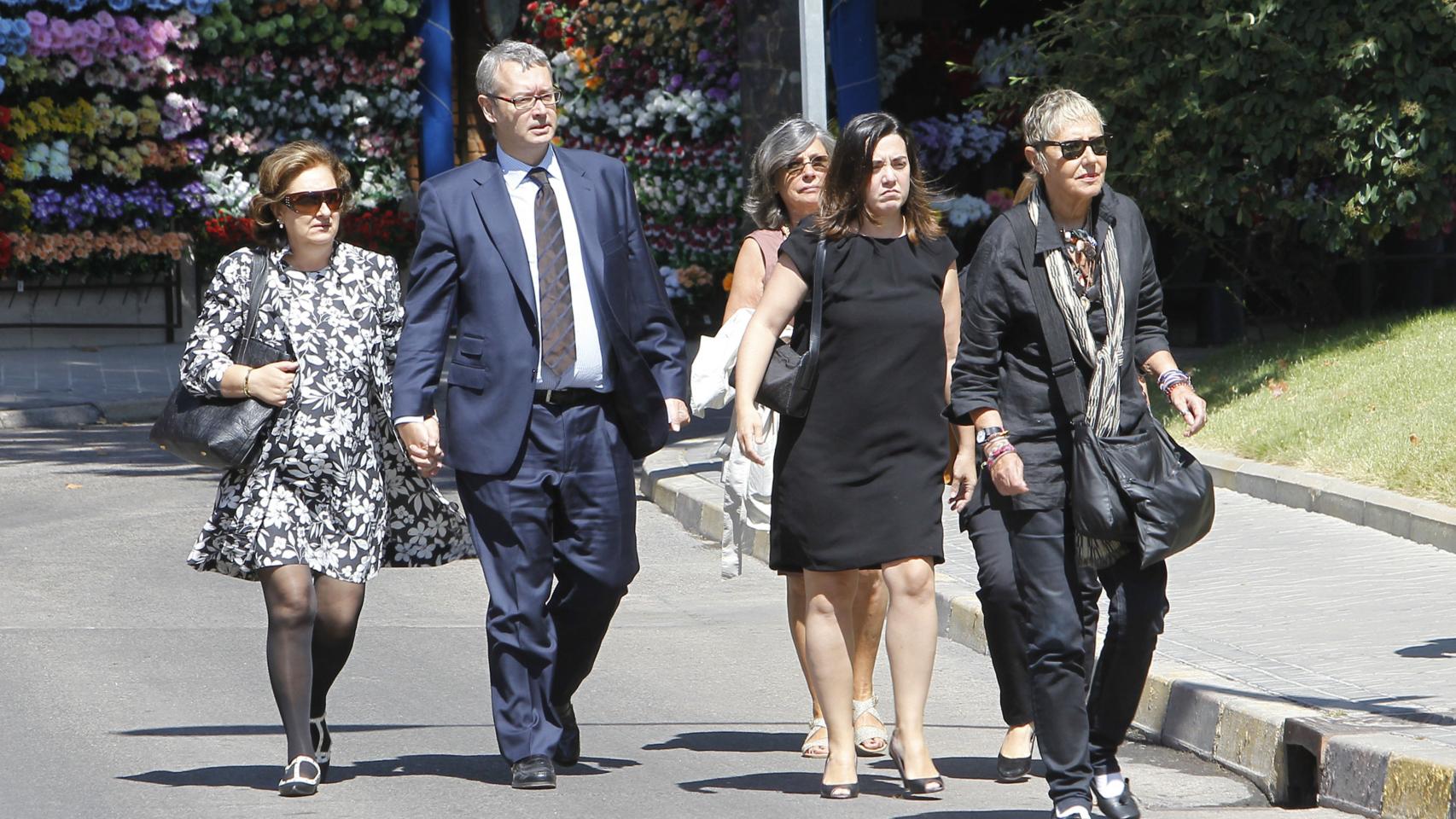 Miguel Boyer Jr. en el entierro de su padre junto a unos familiares