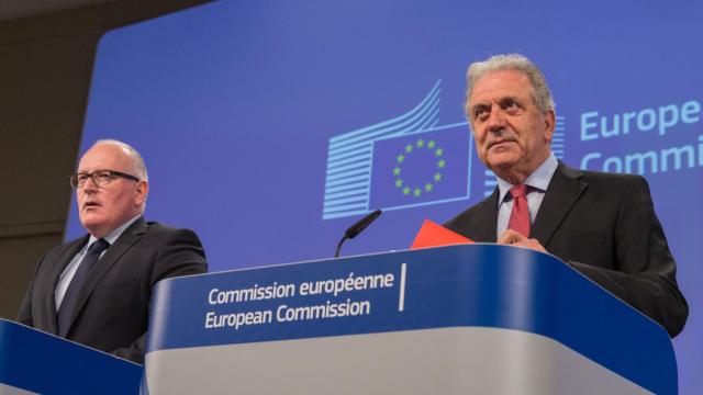 Los comisarios Timmermans y Avramoupolos creen que el sistema de asilo no funciona