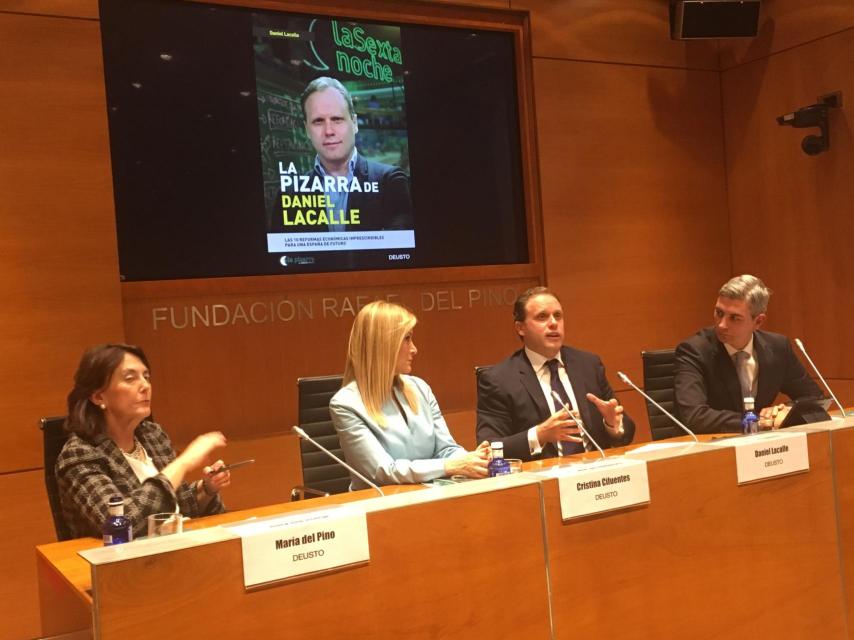 María del Pino, Cristina Cifuentes y Roger Domingo durante la presentación del libro de Daniel Lacalle.