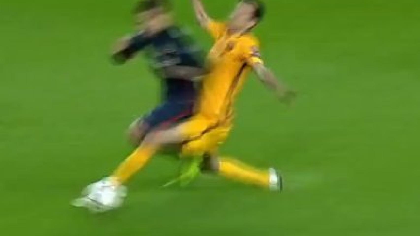 Entrada de Busquets a Griezmann