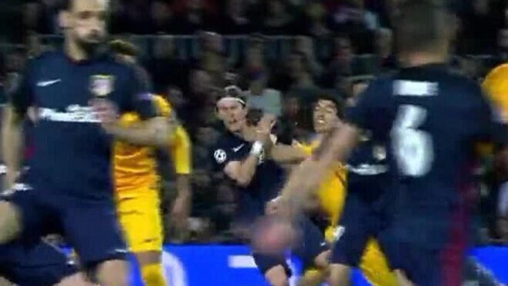 Segunda roja perdonada a Suárez desde otra toma