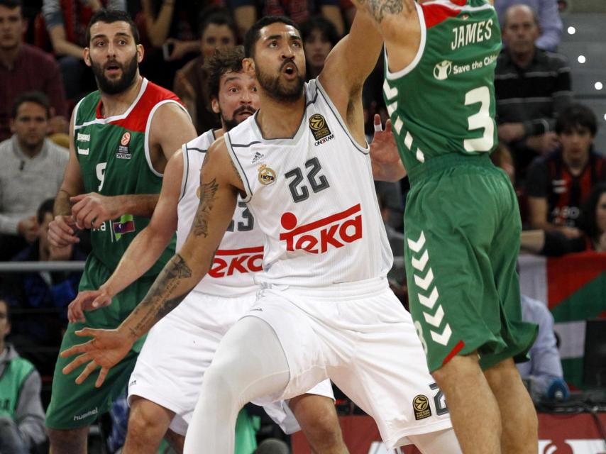 Mike James lanza ante Augusto Lima en el Baskonia-Madrid.