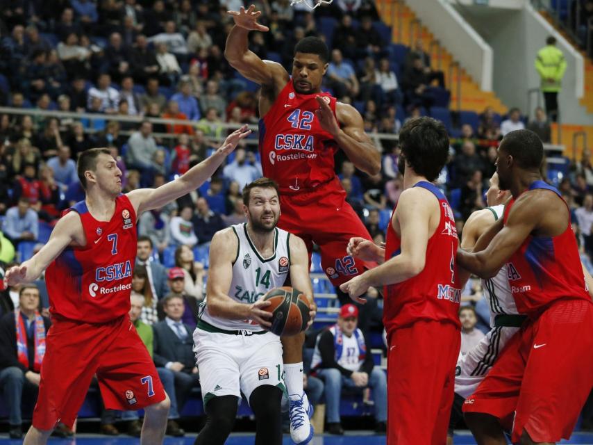 Ian Vougioukas rodeado por jugadores del CSKA.