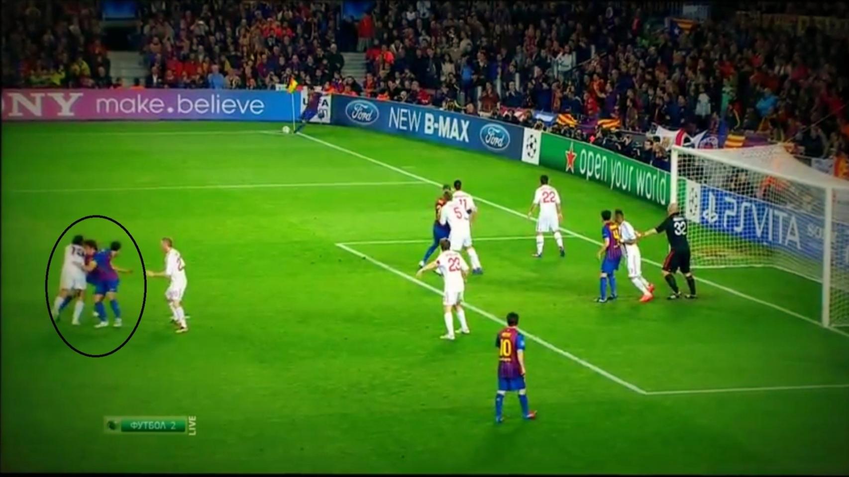 Penalti pitado al Barcelona ante el Milan por esta jugada