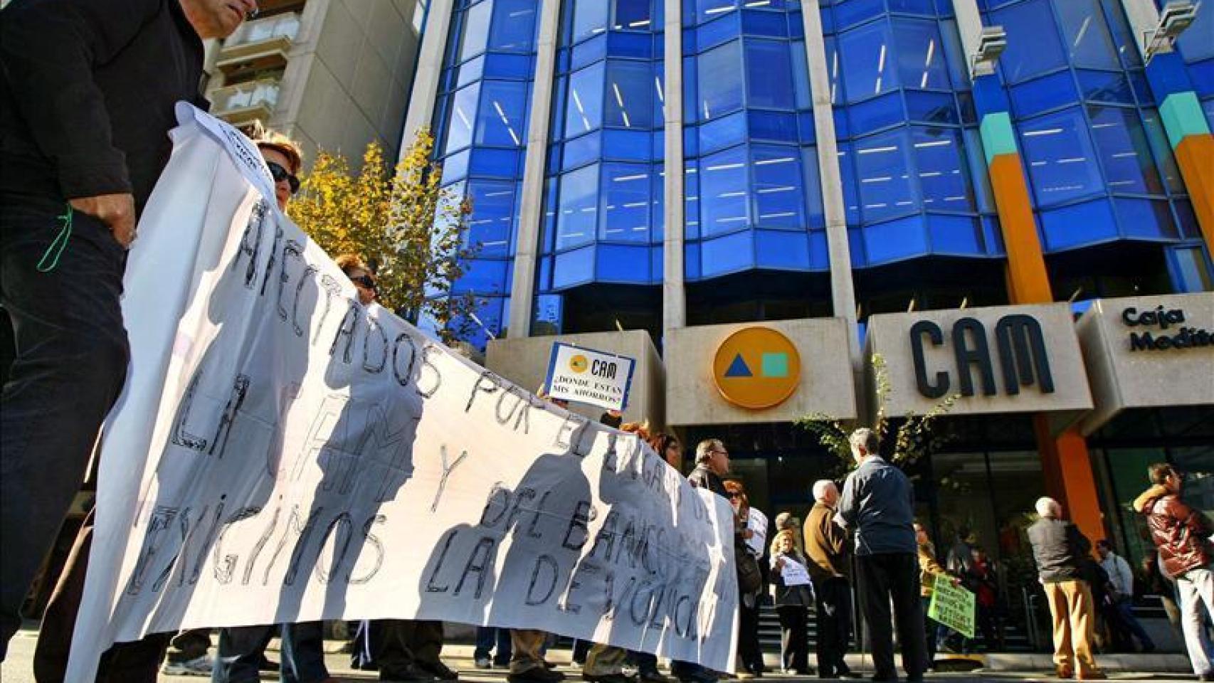 Protesta de afectados de la CAM frente a una de sus oficinas