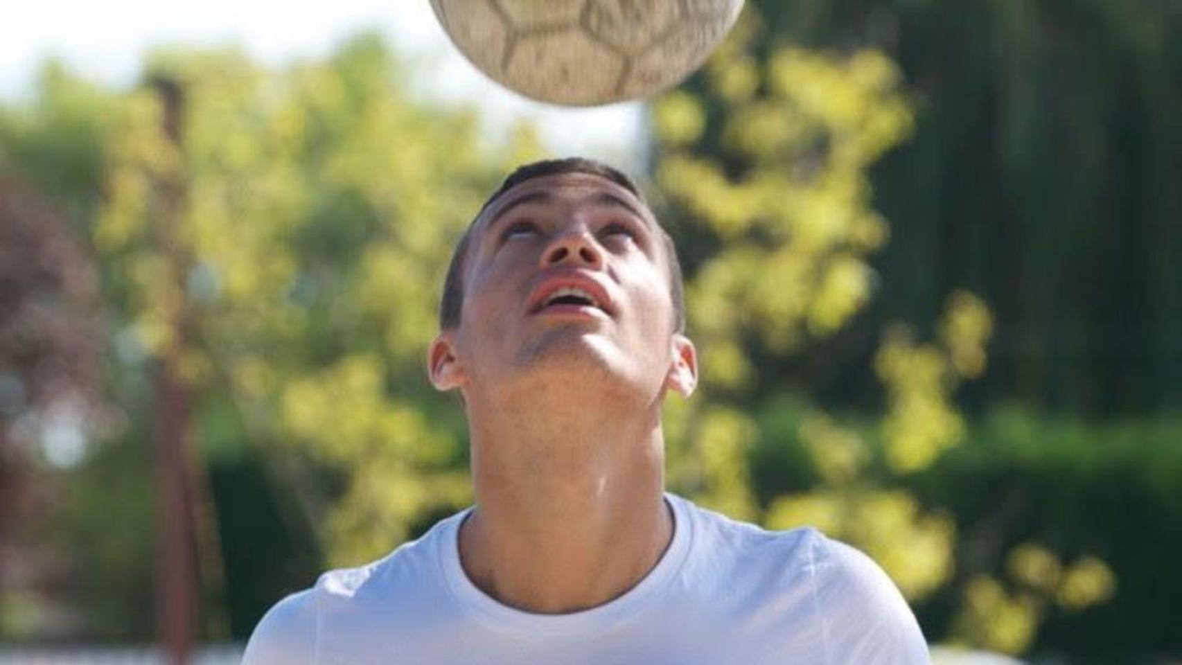 Quentin jugando al fútbol.
