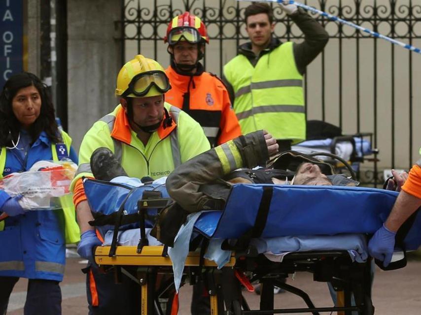 Los bomberos retiran al herido.