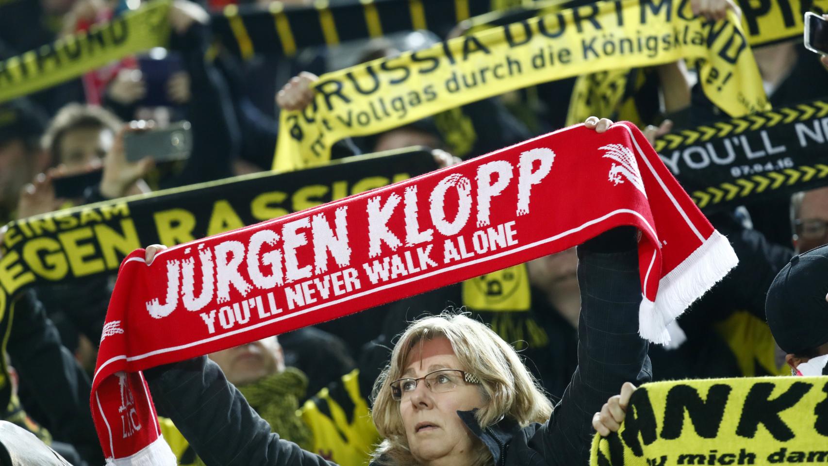 Una aficionada con una bufanda del Liverpool de Klopp