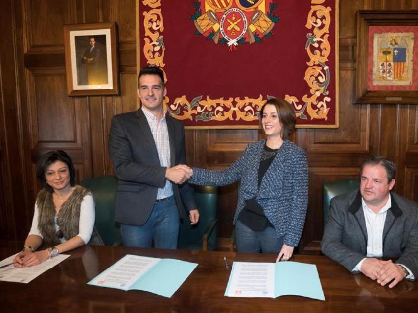 La alcaldesa de Teruel, Emma Buj, en el centro.