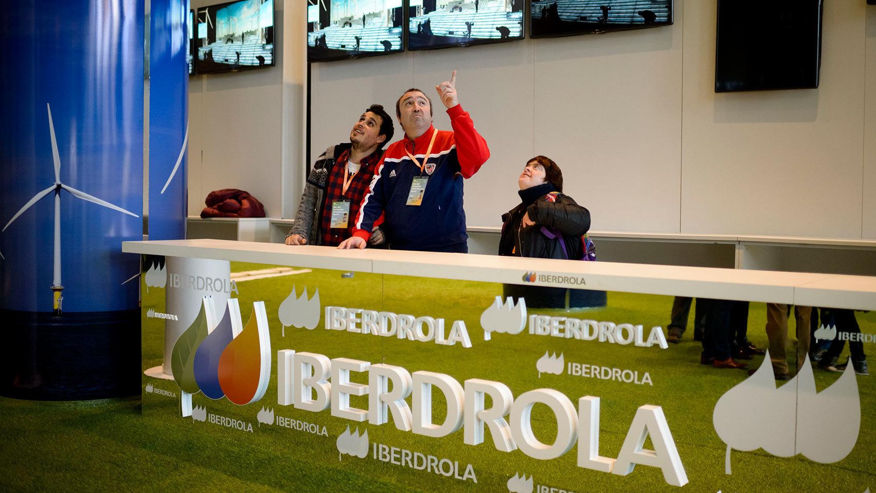 David, monitor de Gorabide, junto a Juan Miguel y Amaia.