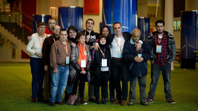 Miembros de la asociación Gorabide junto a sus monitores.