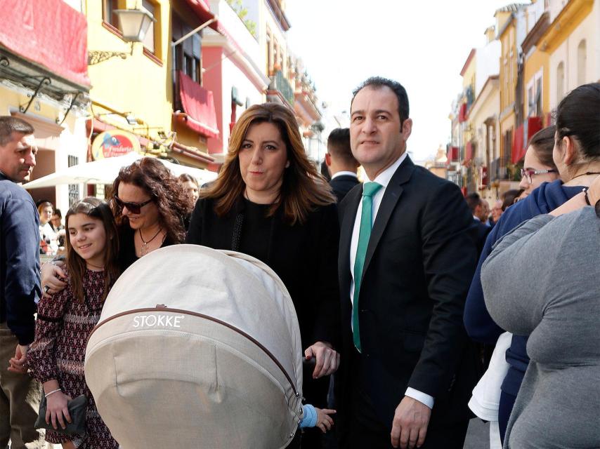 Susana Díaz y su marido de paseo en Sevilla en Viernes Santo.