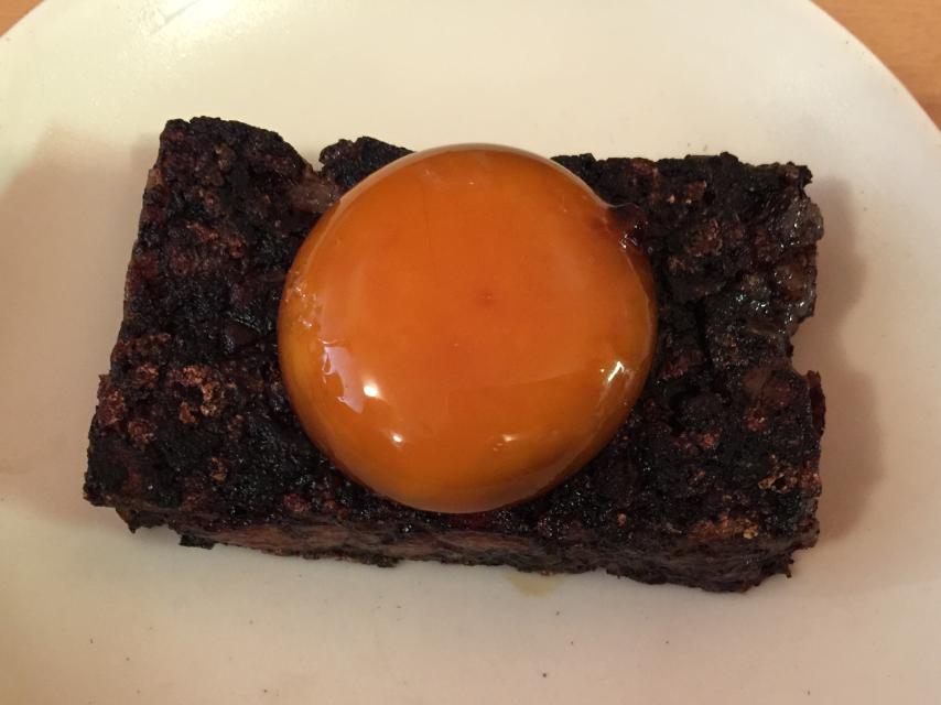 La morcilla con yema de huevo.