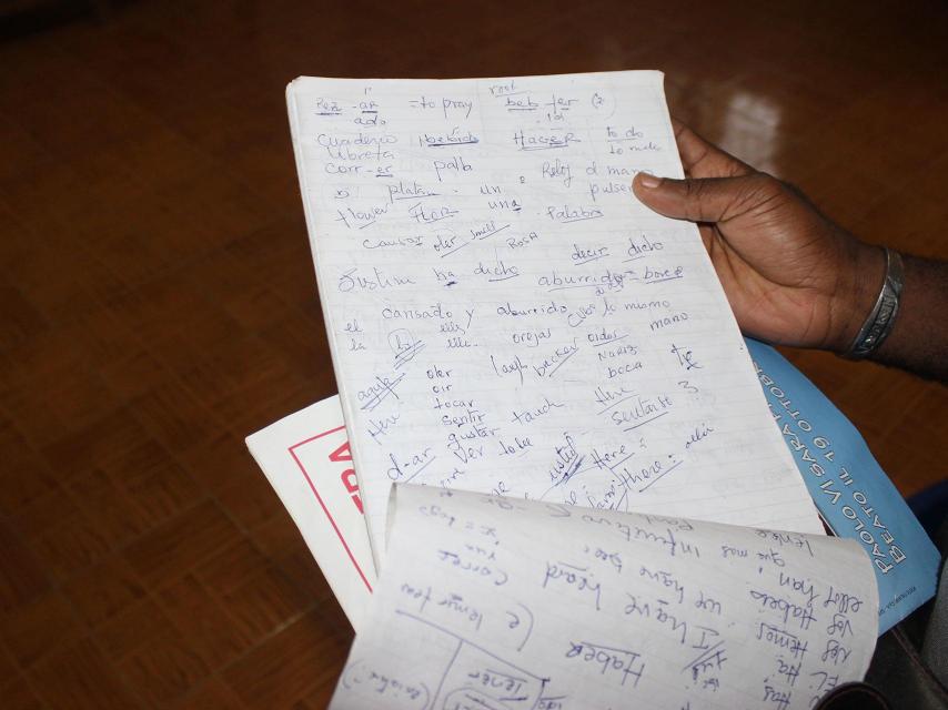 La libreta con la que Manuel enseñaba español.