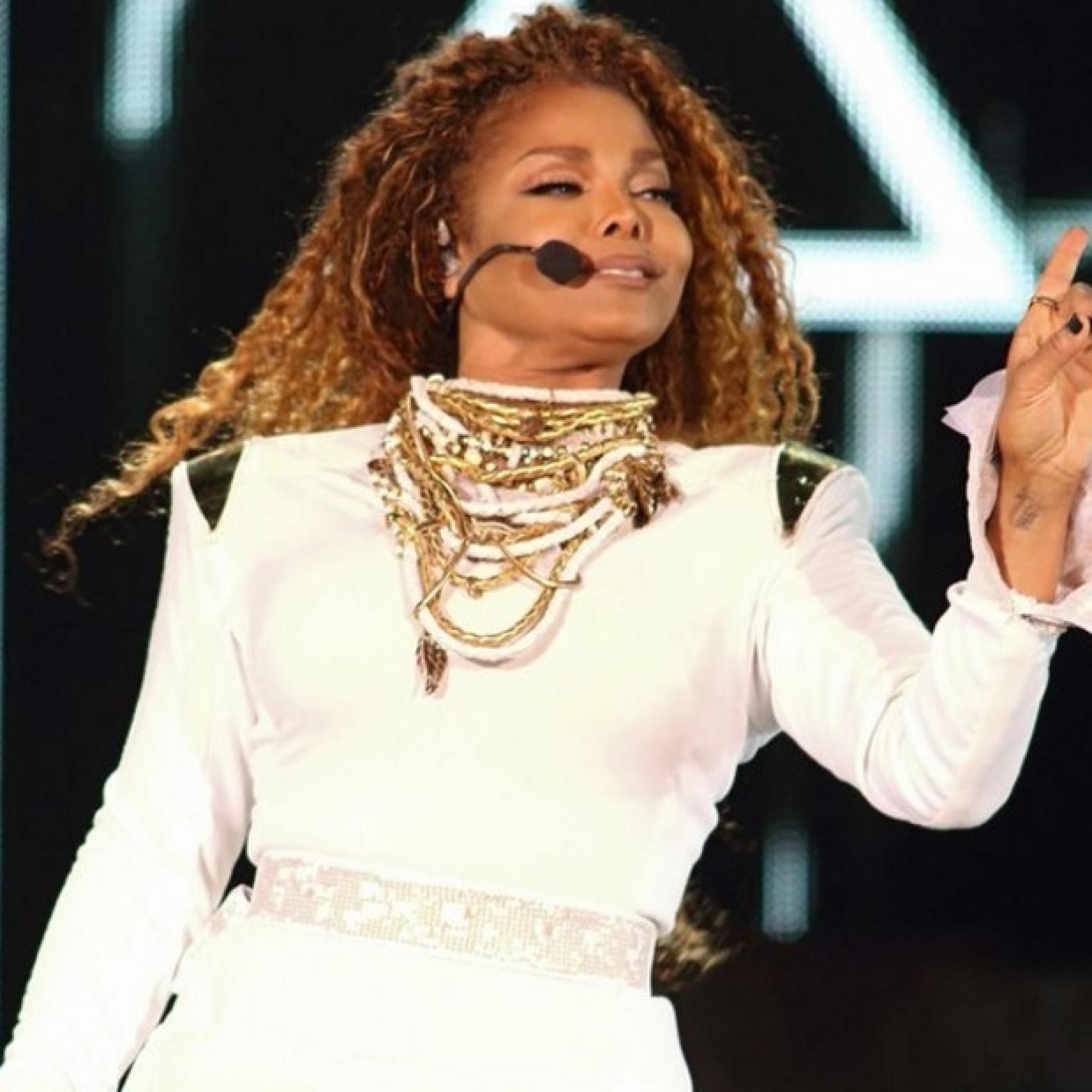 Janet Jackson en el escenario en pleno concierto