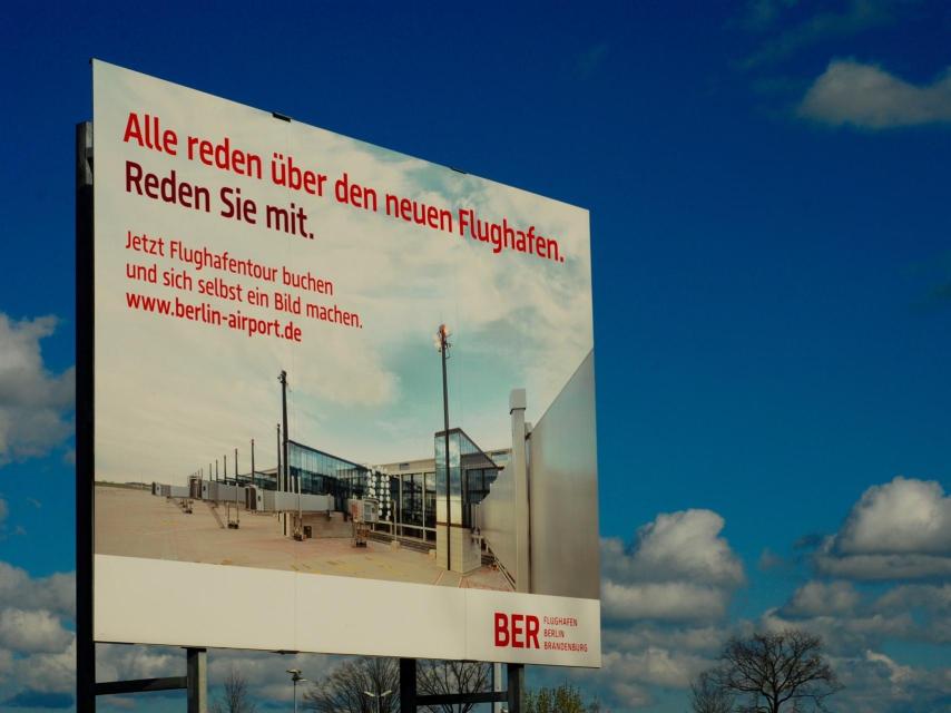 - Todos hablan del nuevo aeropuerto. Reserve una visita y hágase una foto-, invita este cartel.
