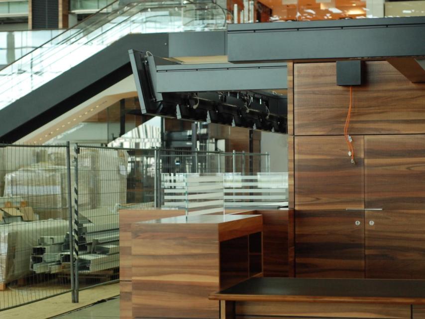 Los mostradores ya lucen incluso un revestimiento de imitación de madera, pero las obras continúan.