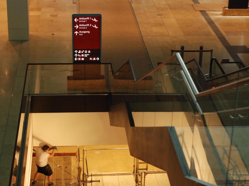 Algunos empleados evitan hablar con la prensa por una cláusula de confidencialidad en sus contratos.