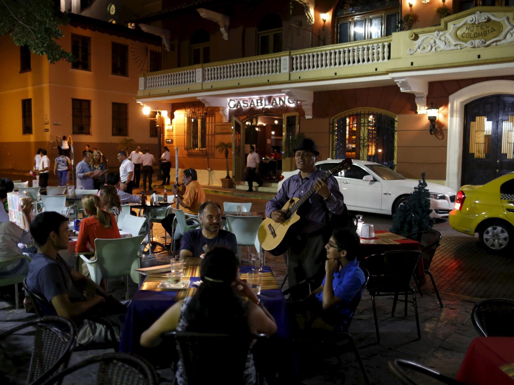 Un músico callejero toca la guitarra en Ciudad de Panamá.