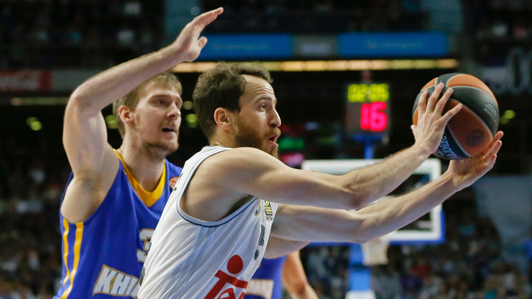 El Chacho intenta pasar el balón ante Zoran Dragic.