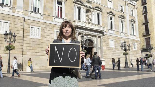 Dolores Agenjo en el centro de Barcelona. Santi Cogolludo / La Esfera de los Libros