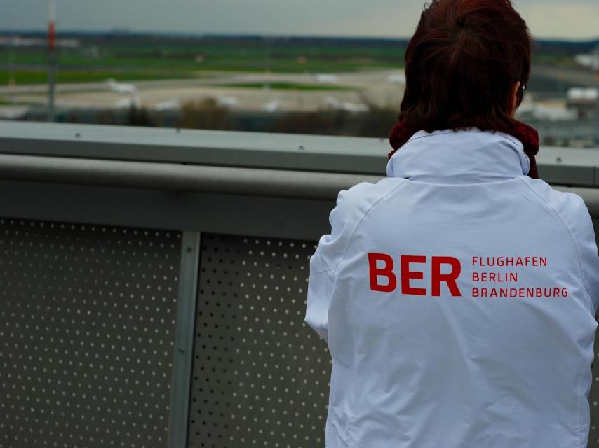 Los trabajadores del aeropuerto creen que la fecha de entrega se retrasará de nuevo.