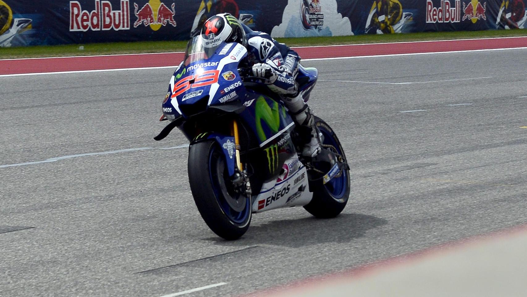 Lorenzo pasa por la recta de meta en los entrenamientos de Austin.