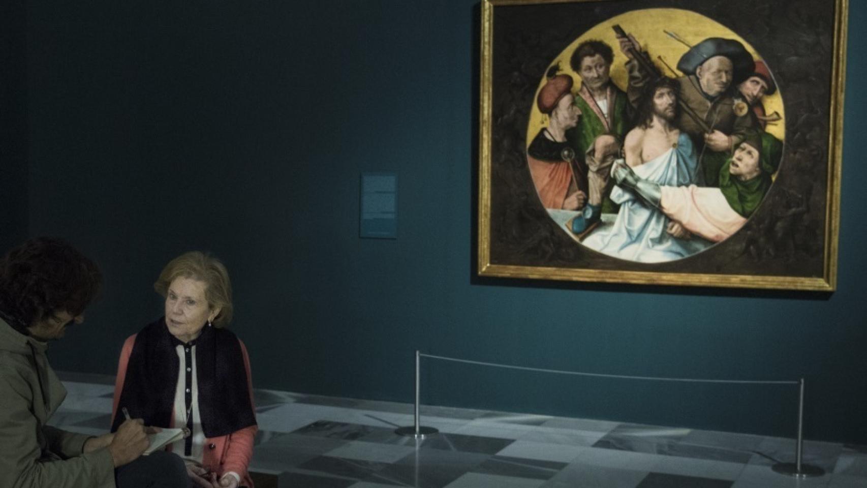 Maite Dávila en un momento de la entrevista, en la sala del Monasterio de El Escorial.