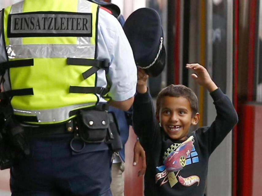 Un niño afgano salva con un sms a 14 personas de morir asfixiadas en un camión