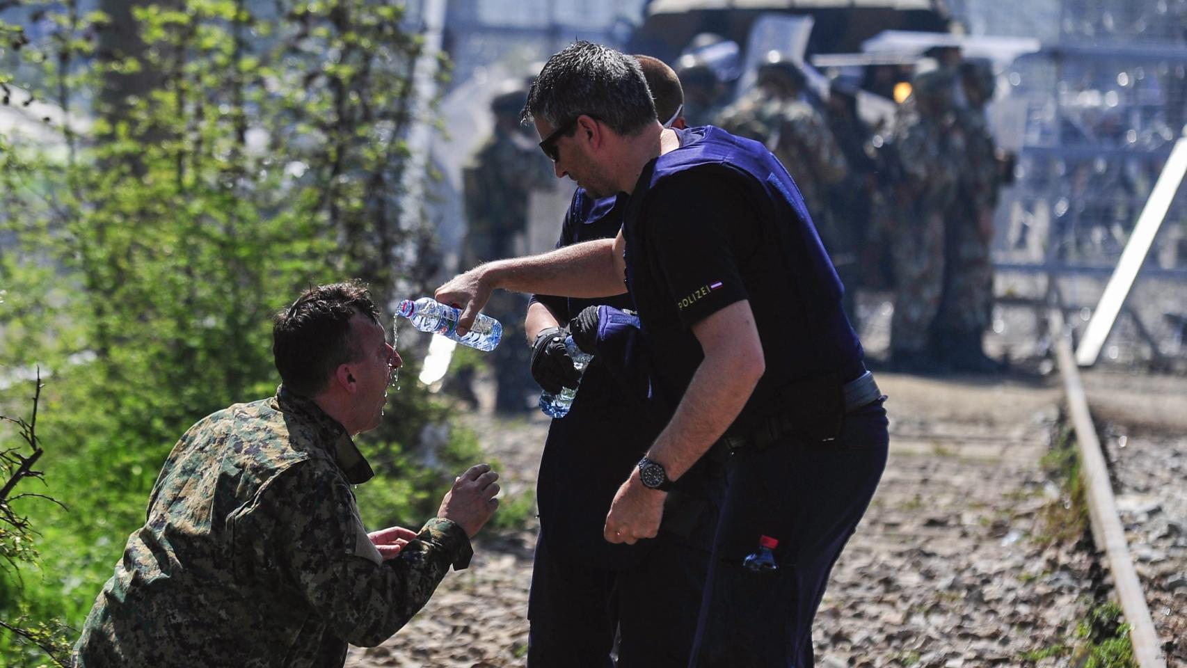 Un policía es atendido tras ser afectado por los gases.