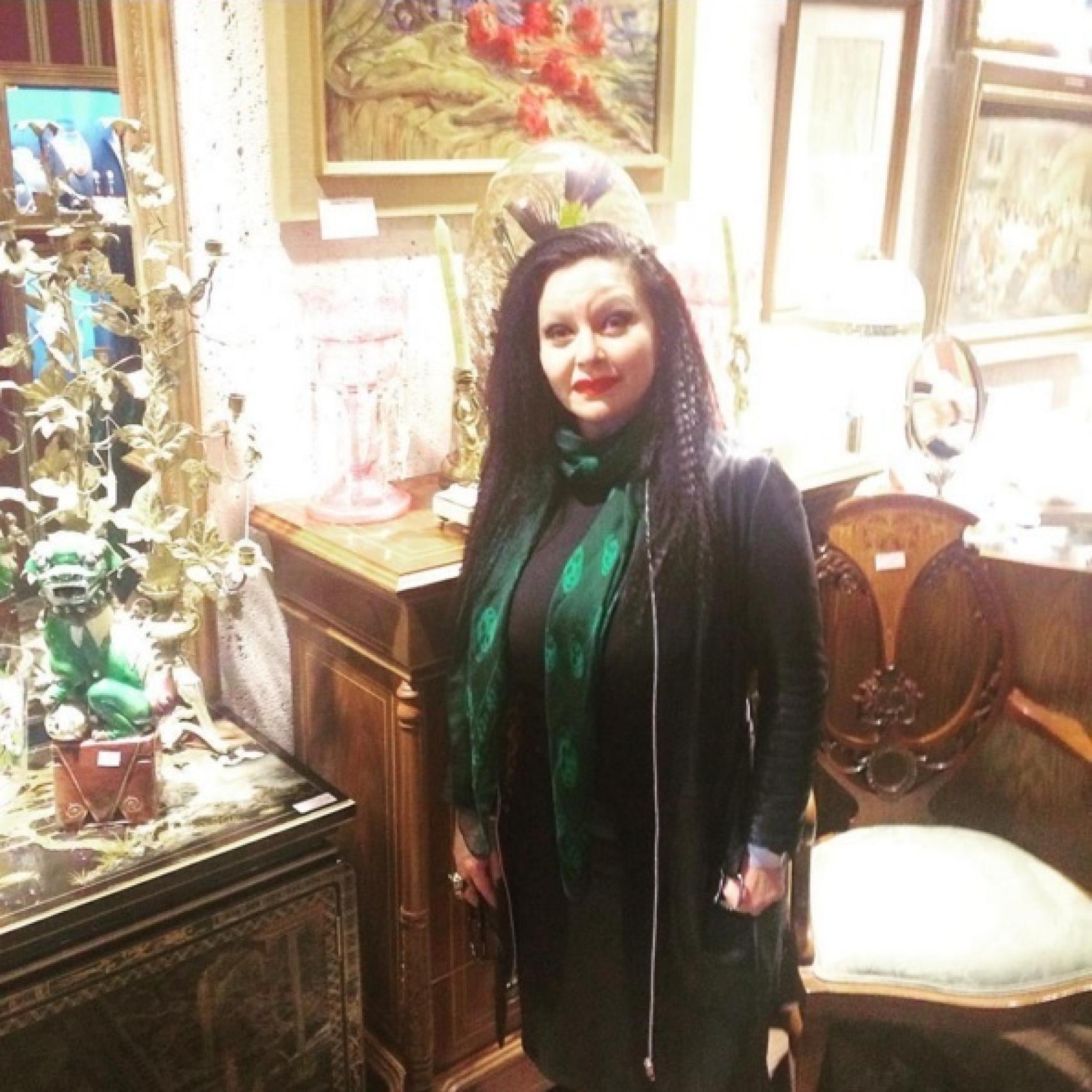 Alaska en la madrileña  joyería junto a las reliquias de Sara Montiel