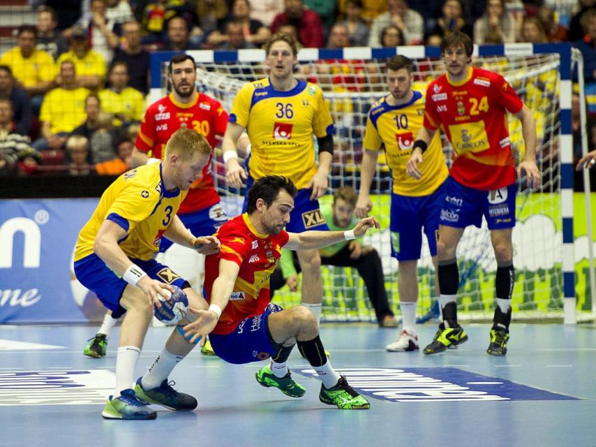 Cristian Ugalde intenta superar a los jugadores suecos este domingo.