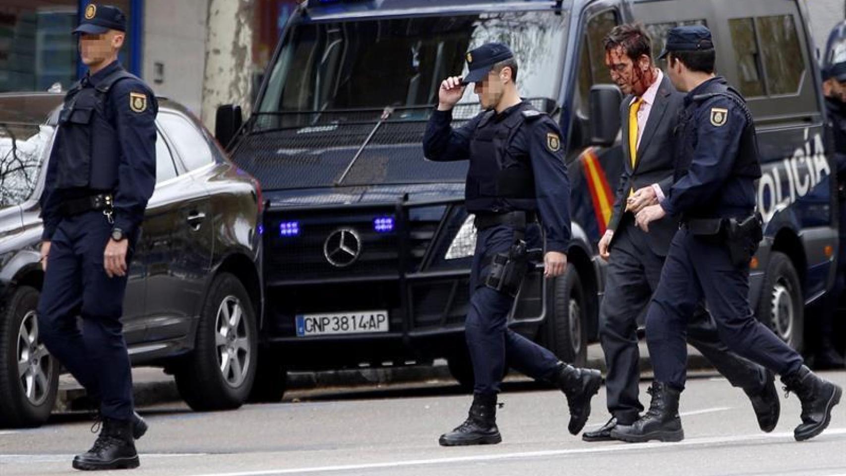 Agentes de los GEO junto a uno de los heridos en el atraco