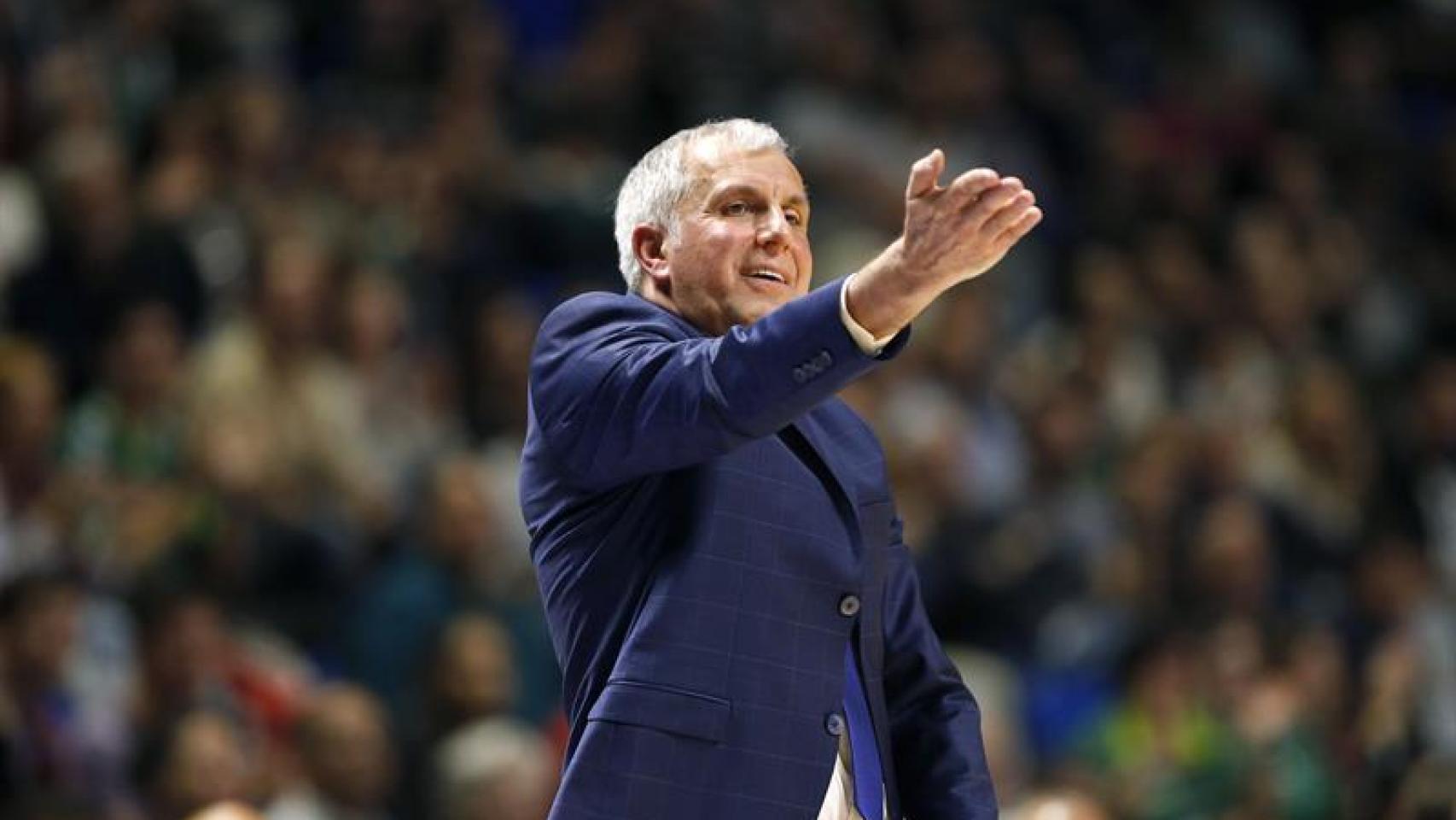 Zeljko Obradovic, entrenador del Fenerbaçe, da órdenes.
