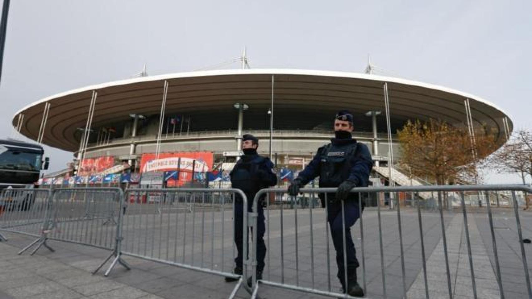 Los policías en los aledaños del Stade de France.