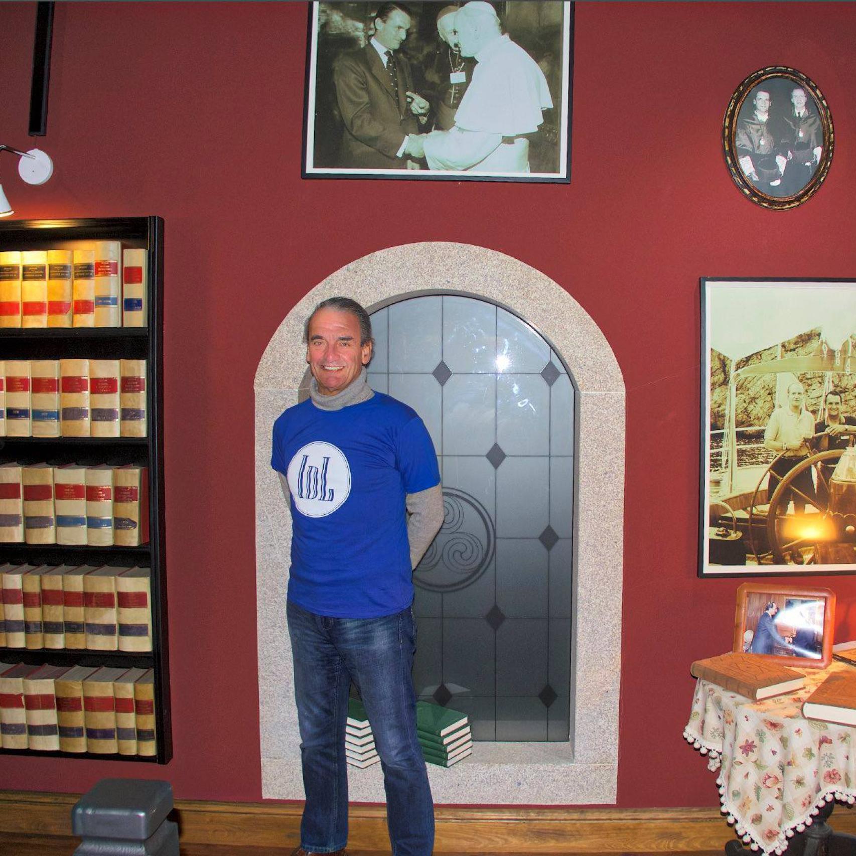 Mario Conde calienta motores antes de la actuación.